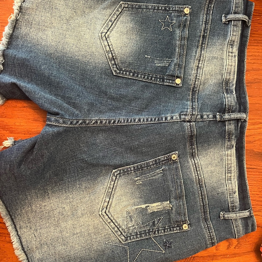 Women's Blue Jean Shorts with Star Embroidery NWOT Size XL - Picture 2 of 3